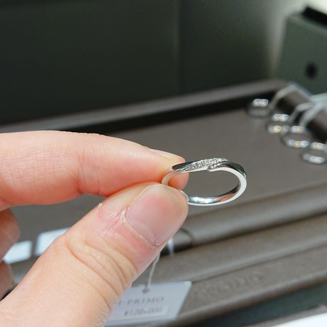 【アイプリモ(I-PRIMO)の口コミ】 女性用の指輪はあまり華美ではなく、けれどもダイヤモンドがさりげなく見…