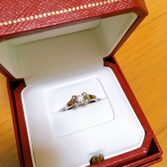 【カルティエ(Cartier)の口コミ】 ダイヤが5つ付いています。
遠目に見ると、リボンのようなデザインが可愛…