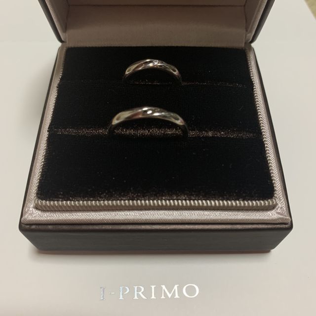 【アイプリモ(I-PRIMO)の口コミ】 女性の指輪には石が入ってるので気に入りました。またペアで形がお揃いで…