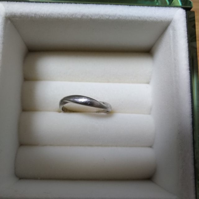 【YUKIZAKI BRIDAL(ユキザキブライダル)の口コミ】 ウェーブのデザインで、リングが細めのものを探していました。何店舗か見…