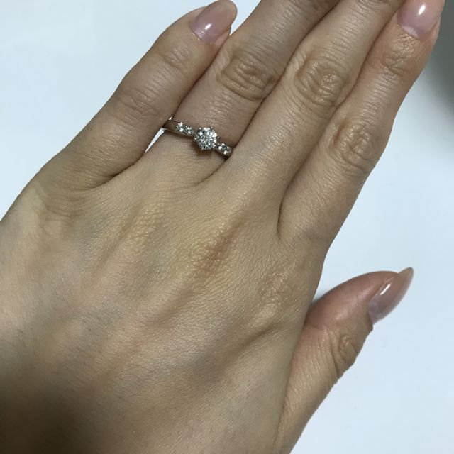 【ラザール ダイヤモンド(LAZARE DIAMOND)の口コミ】 メレダイヤタイプの指輪にするかパブェタイプの指輪にするか悩みましたが…