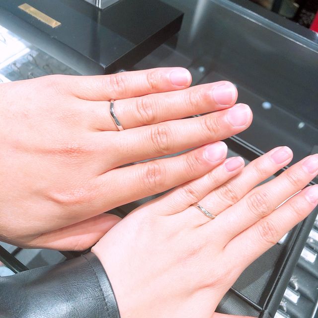 【銀座ダイヤモンドシライシの口コミ】 シンプルにするか、少し目立つものにするか迷いましたが、つけた感じでし…