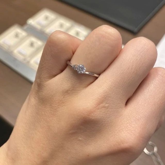 【infinitylove(インフィニティラヴ)の口コミ】 サイド部分のメレダイヤが特徴的なデザインをしており、センターの大きな…