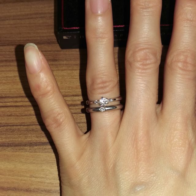 【ラザール ダイヤモンド(LAZARE DIAMOND)の口コミ】 ダイヤモンドは小ぶりですが、高い技術のブリリアントカットでどんな照明…