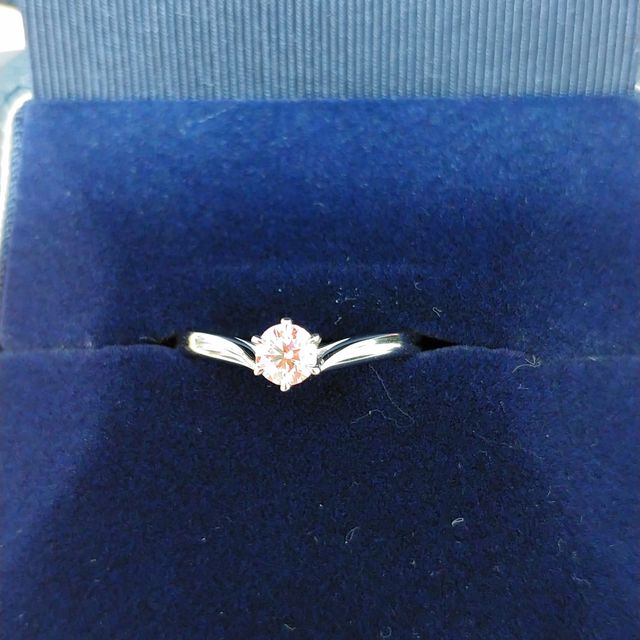【銀座ダイヤモンドシライシの口コミ】 一番シンプルなデザインが欲しく、ダイヤを主役にできるデザインだった為…