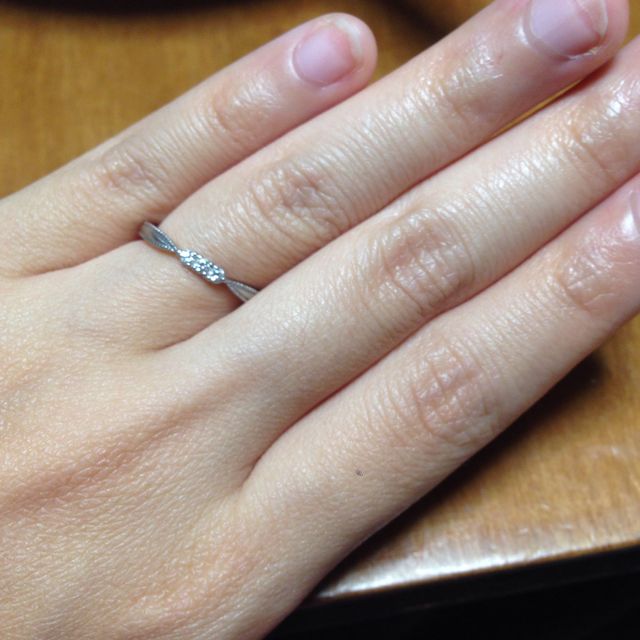 【アンジェリックフォセッテ(Angelique Fossette)の口コミ】 ダイヤの大きさ、数とミルうちのデザインが大変気に入り購入した。
価格も…