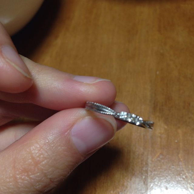 【アンジェリックフォセッテ(Angelique Fossette)の口コミ】 ダイヤの大きさ、数とミルうちのデザインが大変気に入り購入した。
価格も…