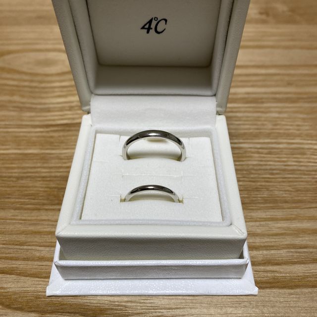 【4℃ BRIDAL(ヨンドシーブライダル)の口コミ】 着け心地が滑らかで指にフィットした所。
6号の2mmと18号の2.5mmと幅が違…