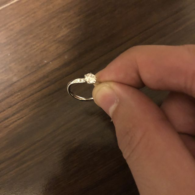 【BRILLIANCE+(ブリリアンスプラス)の口コミ】 リング形状がウェーブになっており、手に綺麗に馴染んでいる。ダイヤモン…