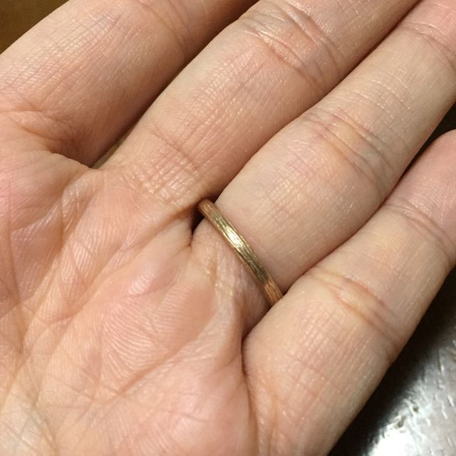 【ケイウノ ブライダル(K.UNO BRIDAL)の口コミ】 長く装着することを考えると、何歳になっても飽きのこないシンプルなもの…