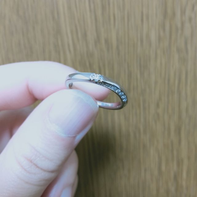 【4℃ BRIDAL(ヨンドシーブライダル)の口コミ】 正面はシンプルにみえますが、横から見るとウェーブに沿って小さなダイヤ…