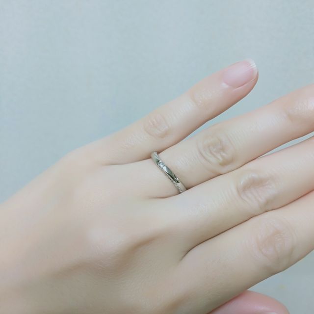 【4℃ BRIDAL(ヨンドシーブライダル)の口コミ】 正面はシンプルにみえますが、横から見るとウェーブに沿って小さなダイヤ…