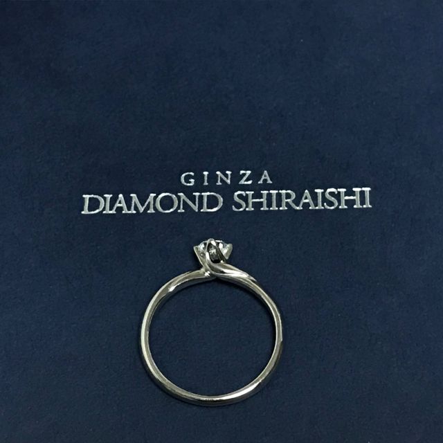 【銀座ダイヤモンドシライシの口コミ】 プロポーズの為に購入いたしました。リング部分は流線型の滑らかなデザイ…