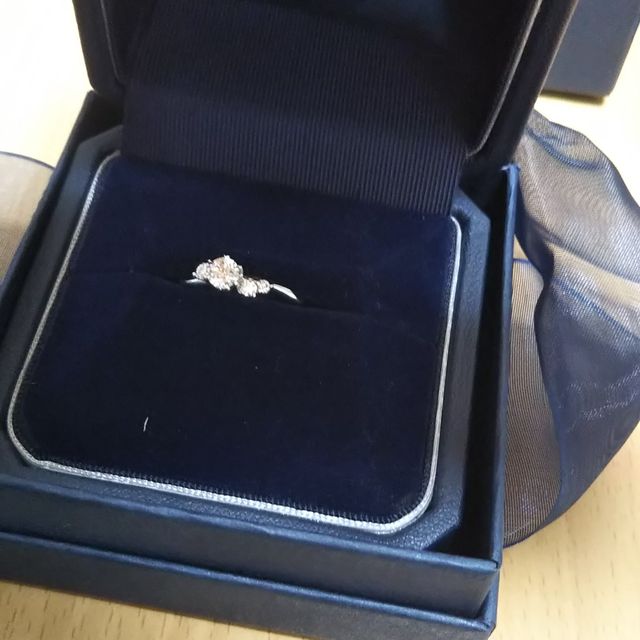 【銀座ダイヤモンドシライシの口コミ】 結婚指輪との兼ね合いで、ストレートで探していたけれど、柔らかい印象に…