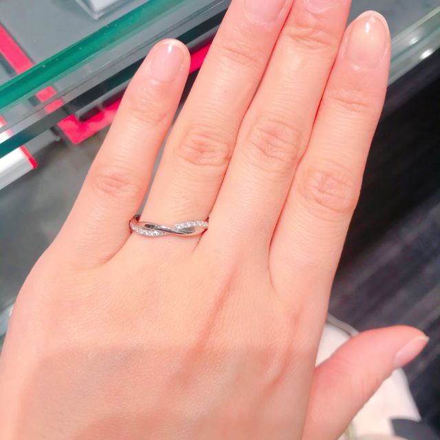 【ラザール ダイヤモンド(LAZARE DIAMOND)の口コミ】 指輪の個性的なデザインが気に入りました。
普段使いもできるデザインでど…