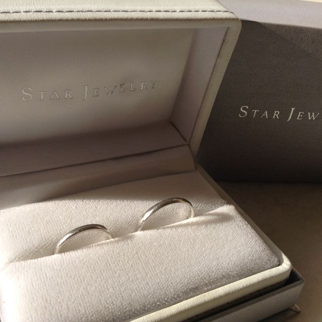 【STAR JEWELRY(スタージュエリー)の口コミ】 私と主人はシンプルなデザインを探していて、いくつかネットで目星をつけ…