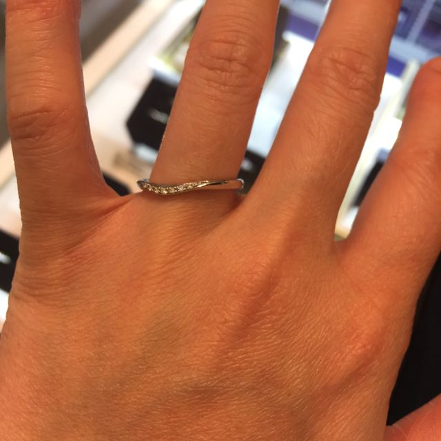 【4℃ BRIDAL(ヨンドシーブライダル)の口コミ】 今まで試着した中で一番細い指輪です。つける前は、あまり細いと貧相に見…