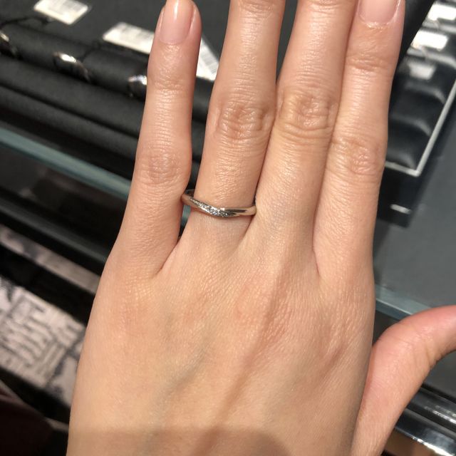 【エクセルコダイヤモンド(EXELCO DIAMOND)の口コミ】 Vデザインで指が綺麗に見えるデザインで、婚約指輪との重ね付けもフィット…
