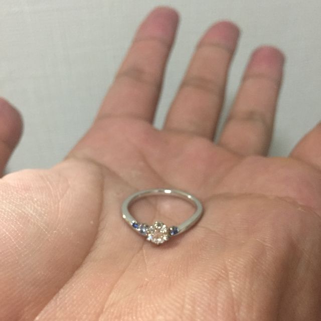 【LUCIE(ルシエ)の口コミ】 中央のダイヤモンドを中心に青い宝石と小粒のダイヤモンド数個をあしらっ…