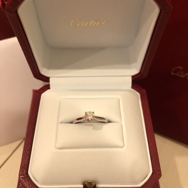 【カルティエ(Cartier)の口コミ】 ずっと憧れていたブランドで、ザ・婚約指輪だったから。いろいろなブラン…