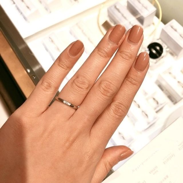 【4℃ BRIDAL(ヨンドシーブライダル)の口コミ】 ストレートデザインが良かったのですが、丸みのあるフォルムが女性らしい…