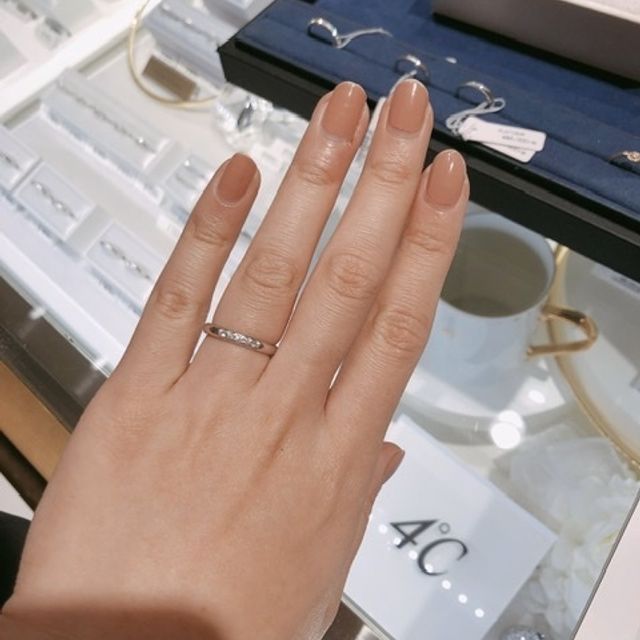 【4℃ BRIDAL(ヨンドシーブライダル)の口コミ】 ストレートデザインが良かったのですが、丸みのあるフォルムが女性らしい…