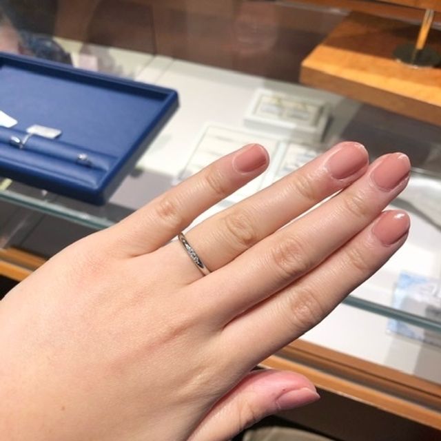 【銀座ダイヤモンドシライシの口コミ】 同じストレートリング、3粒のメレダイヤが中央にあしらわれているものを試…