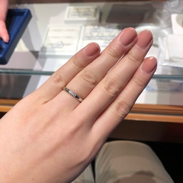 【銀座ダイヤモンドシライシの口コミ】 同じストレートリング、3粒のメレダイヤが中央にあしらわれているものを試…