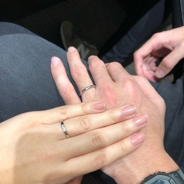 【銀座ダイヤモンドシライシの口コミ】 同じストレートリング、3粒のメレダイヤが中央にあしらわれているものを試…