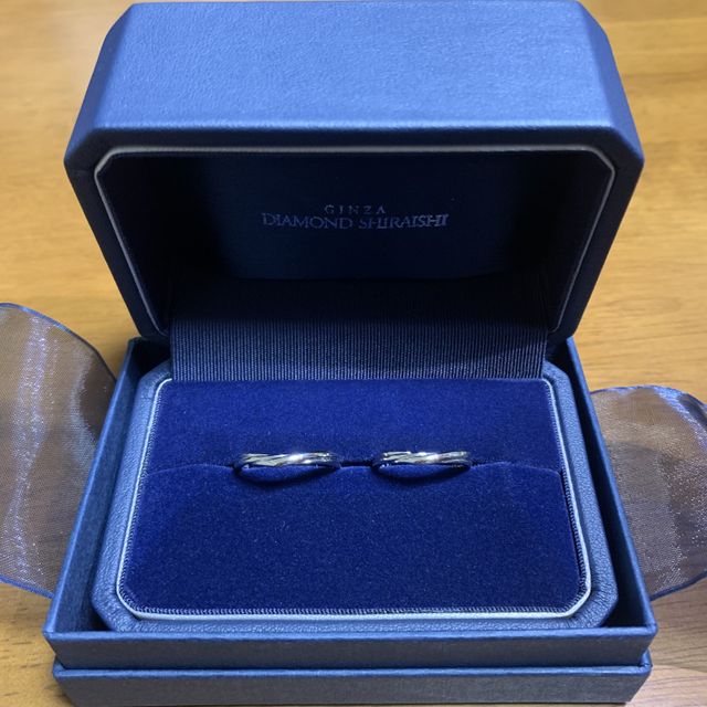 【銀座ダイヤモンドシライシの口コミ】 婚約指輪がV字だったので、実際に重ねづけしてみて喧嘩しないラインにしま…