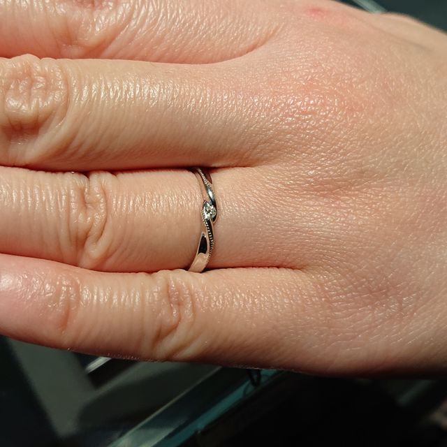 【エクセルコダイヤモンド(EXELCO DIAMOND)の口コミ】 デザインが立体的で気に入りました。真ん中にダイヤも入っており、綺麗で…