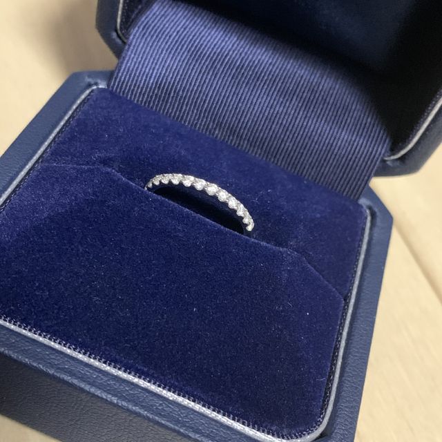 【銀座ダイヤモンドシライシの口コミ】 ハーフエタニティーで更にシンプルなデザインなので、各ブランドで差がな…