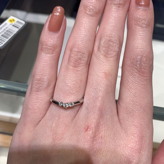 【銀座ダイヤモンドシライシの口コミ】 ハーフエタニティで探していましたが、Vラインに大きめのダイヤが３つ着い…