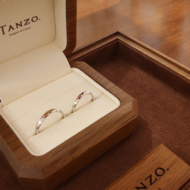 【TANZO.(鍛造指輪)の口コミ】 様々なものを実際に手にとって見せてもらうことができ、オリジナルのデザ…