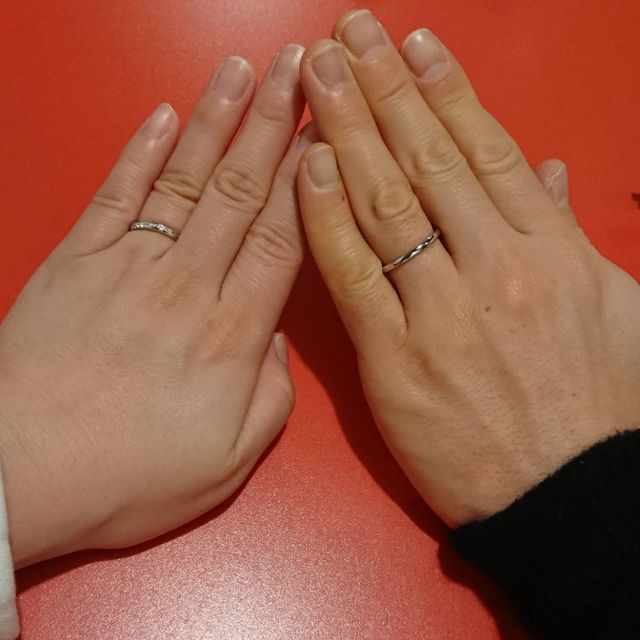 【銀座ダイヤモンドシライシの口コミ】 シンプルで飽きのこないデザインが気に入った。男性は鍛造製法のため、頑…