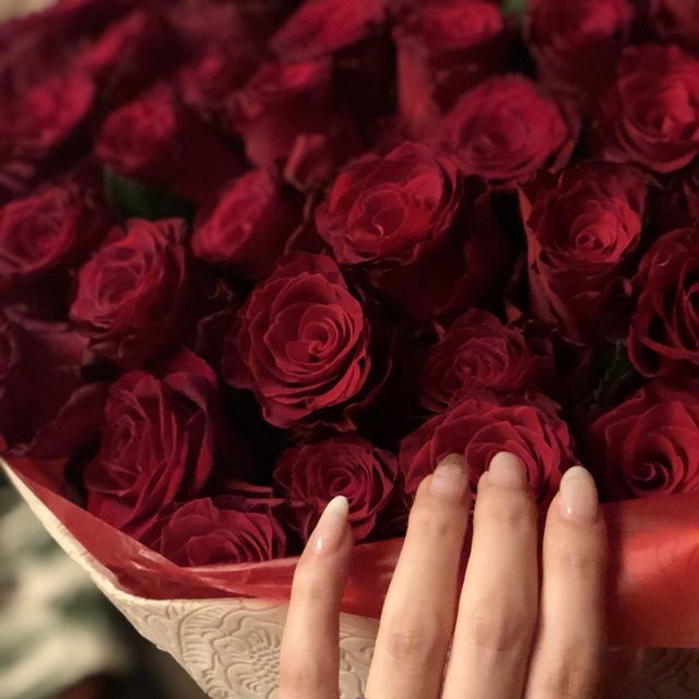 【ROYAL ASSCHER(ロイヤル・アッシャー)の口コミ】 サプライズで用意してもらいましたが、綺麗な手に映えるようにシンプルな…