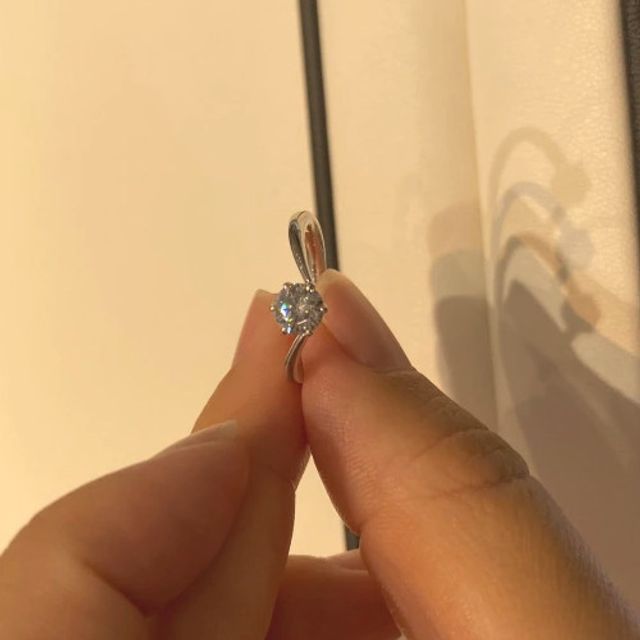 【GALA JEWELRY(ガラジュエリー)の口コミ】 シンプルですが動きのあるデザインであり、ウェーブの形はあまり見たこと…