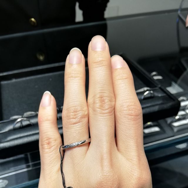 【エクセルコダイヤモンド(EXELCO DIAMOND)の口コミ】 デザインが特徴的で彼がとても気に入り購入しました。
私はエクセルコの中…