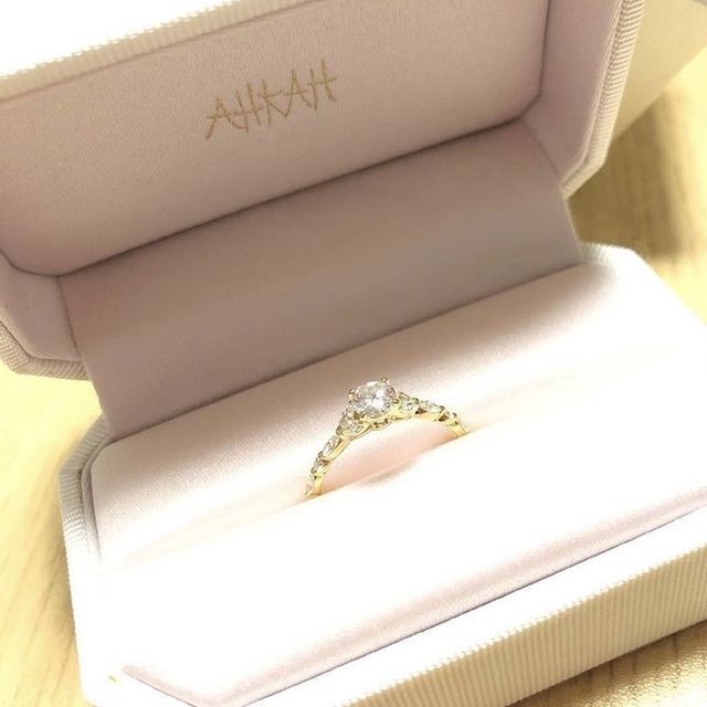 【AHKAH(アーカー)の口コミ】 デザインがとにかく可愛くて一目惚れしました。
真ん中のダイヤだけでなく…