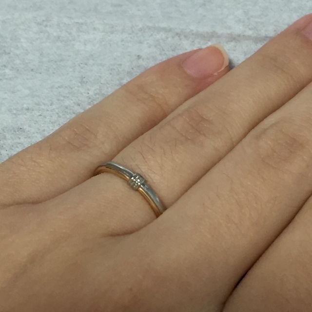 【festaria bijou SOPHIA(フェスタリア ビジュソフィア)の口コミ】 細めで2色使ってるところ、ダイヤが付いてるのも魅力でした。ストレートで…