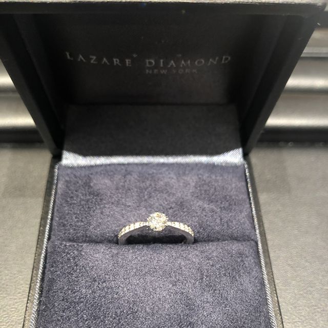 【ラザール ダイヤモンド(LAZARE DIAMOND)の口コミ】 とにかく、ギラギラで一目惚れしました。
ずっと憧れの真ん中に一つの王道…