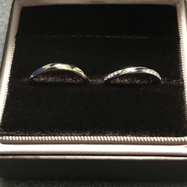 【アイプリモ(I-PRIMO)の口コミ】 Ｓ字にひねりが加わったデザインで、男性側は石なし、女性側には左右に５…