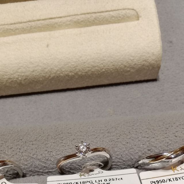 【ケイウノ ブライダル(K.UNO BRIDAL)の口コミ】 デザインのバリエーションはとても多かった印象です。
ダイヤはもちろん鑑…