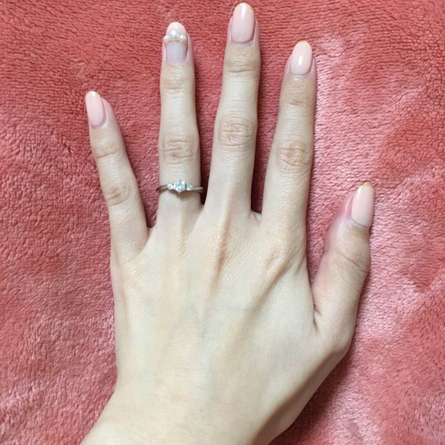 【4℃ BRIDAL(ヨンドシーブライダル)の口コミ】 主人が婚約指輪感がある指輪が良いという意見があり、古臭いデザインにな…