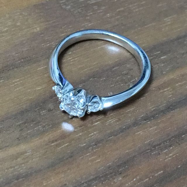 【4℃ BRIDAL(ヨンドシーブライダル)の口コミ】 主人が婚約指輪感がある指輪が良いという意見があり、古臭いデザインにな…