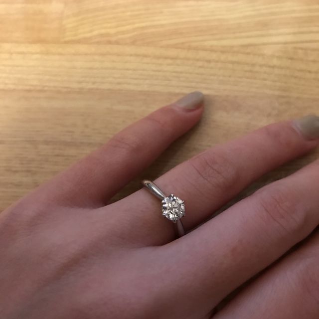 【銀座ダイヤモンドシライシの口コミ】 婚約指輪なので、ある程度目立つ方がいいと思い、平均のダイヤより少し大…
