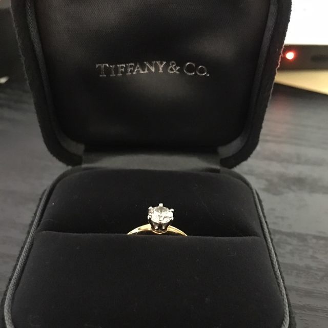 【ティファニー(Tiffany & Co.)の口コミ】 THE婚約指輪が欲しく、買って頂けるなら一粒石！と決めておりました。
ま…