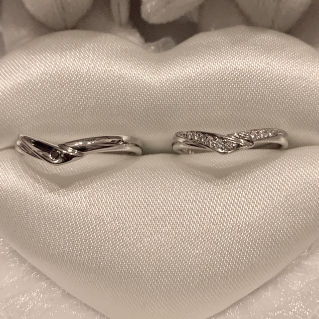 【EYE JEWELRY UMAKI(アイジュエリー ウマキ)の口コミ】 曲線が美しいV字のデザインのリングに
男性側はブラックダイヤを、女性側…