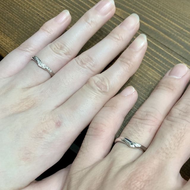 【EYE JEWELRY UMAKI(アイジュエリー ウマキ)の口コミ】 曲線が美しいV字のデザインのリングに
男性側はブラックダイヤを、女性側…