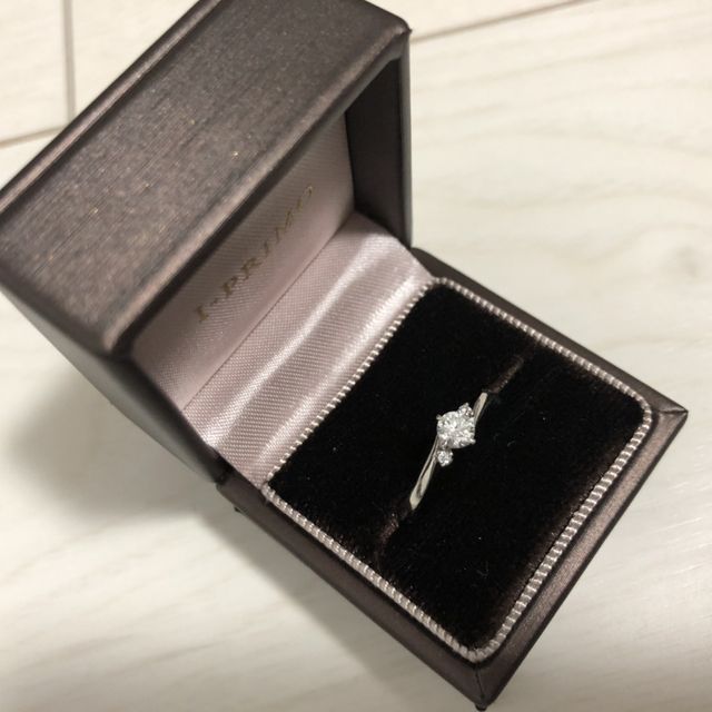 【アイプリモ(I-PRIMO)の口コミ】 指輪の決め手はデザインがとても良かったことです。彼女の希望が波のデザ…